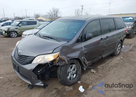2012 Toyota Sienna Base V6 7 Passenger z USA, uszkodzony, nr VIN 5TDZK3DC6CS276093